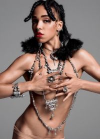 تؤدي المغنية تاليا بارنيت تحت اسم مستعار FKA Twigs