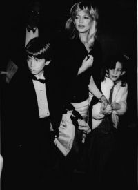 Голди Хоун с деца