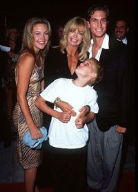 Кейт Хъдсън с майка си и братята си