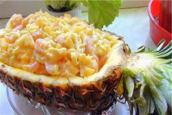 salátové krabové tyčinky kukuřičné ananas