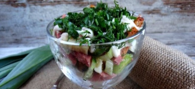 salát se zelnou klobásou a okurkou recept