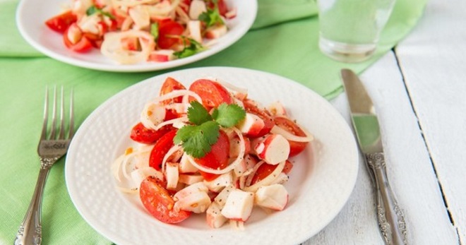 Salát s krabovými tyčinkami a rajčaty - nejchutnější recept na občerstvení pro každý den