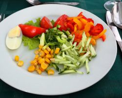 salát s okurkou a kukuřicí
