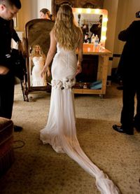 Фърги в сватбена рокля 2