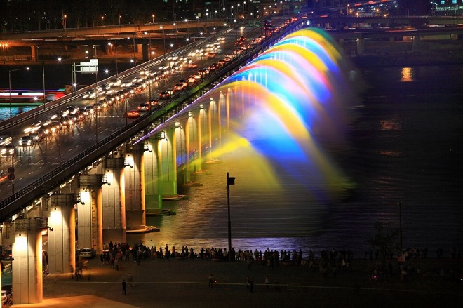 جسر من نوافير في سيول