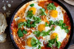 البيض المخفوق في shakshuka العبرية