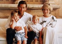 Princezna Diana, princ Chalas a jejich synové William a Harry (Henry)