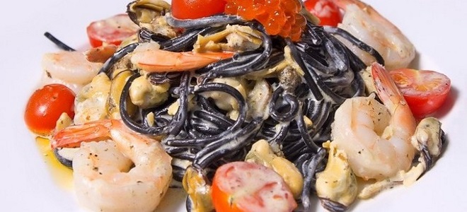 черни спагети с морски дарове в кремообразен сос