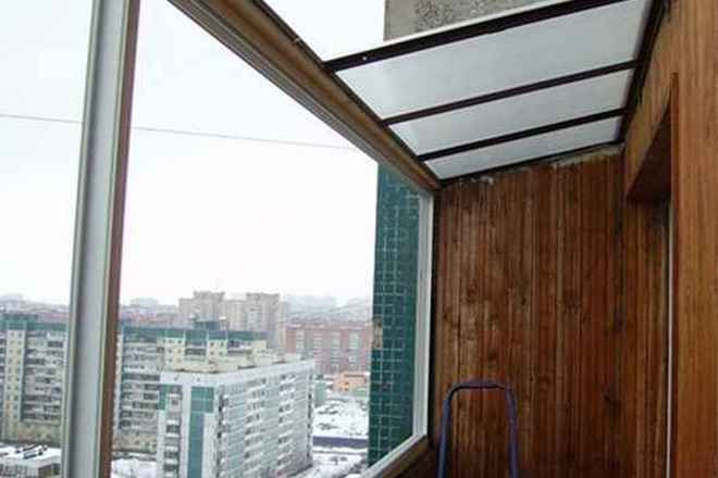 балкон със стъклен покрив