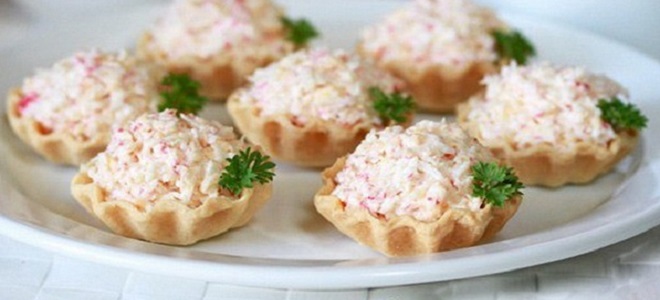 tartlets مع عصي سرطان البحر