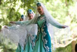 Танцова женска народна носия
