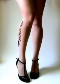 tetování na noze s nápisem 2