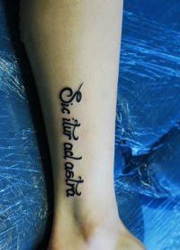 tetování na noze s nápisem 3