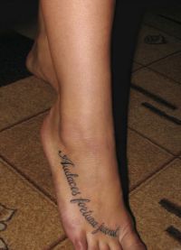 tetování na noze s nápisem 4