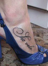 tetování na noze s nápisem 7