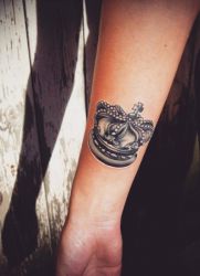 tetovací koruna na ruce