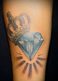 татуировка корона на ръка стойност 9