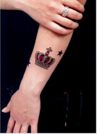 татуировка корона на ръка стойност 1
