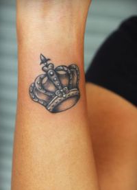 татуировка корона на ръка стойност 2