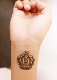 татуировка корона на ръка стойност 3