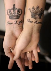 татуировка корона на ръка стойност 6