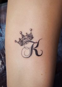 татуировка корона на ръка стойност 8