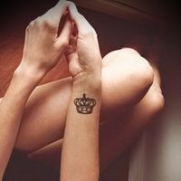tetovací koruna na zápěstí pro holky3