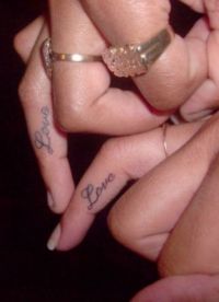tetování žen na prstech 9