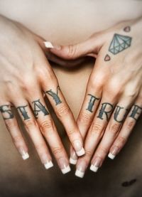 ženské tetování na prstech 1
