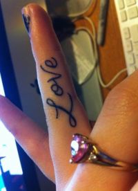Žena tetování na prstech 4