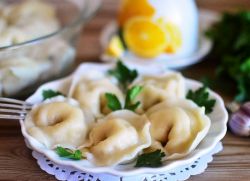 عجين للبيت جعل pelmeni على المياه المعدنية