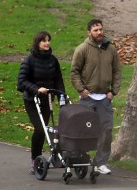 Tom Hardy a Charlotte Riley na procházce s dítětem