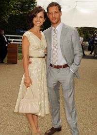 v roce 2010, Tom Hardy předložil návrh Charlotte Riley v roce 2014, pár se oženil