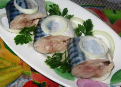 sběr makrely s kousky ve slaném nálevu