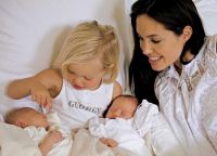Анджелина Джоли, дъщерята й Шило-Новел близнаци Вивиън Марчелин и Нокс Леон